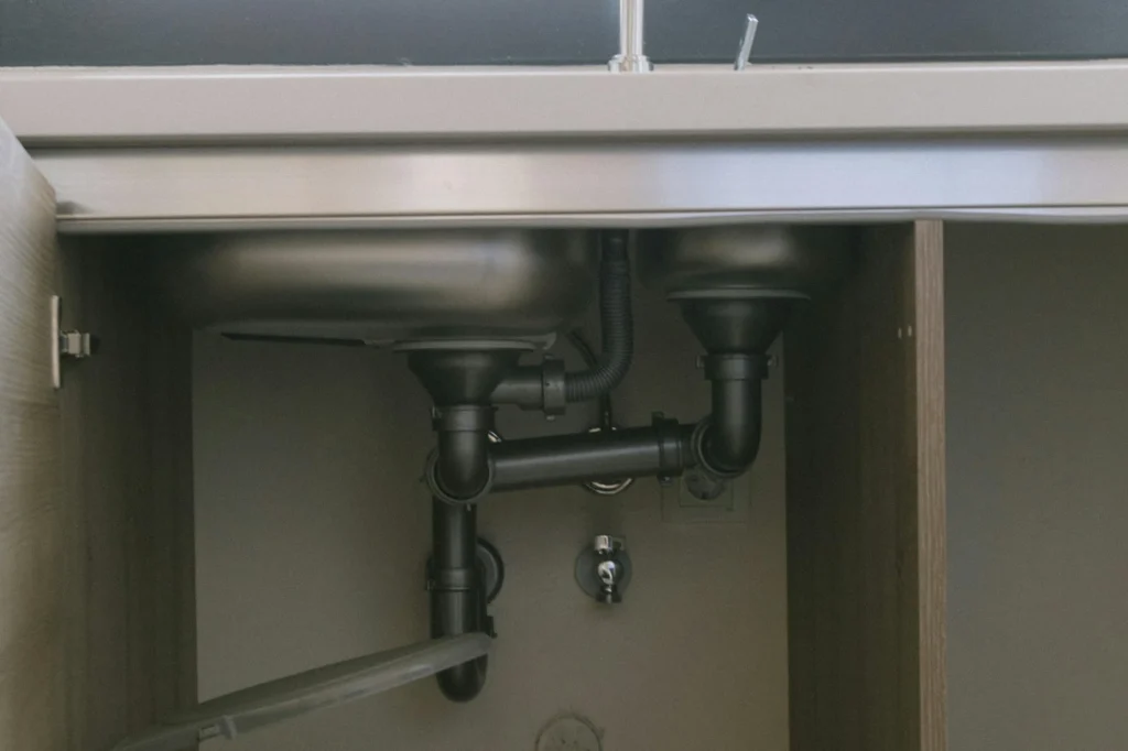 Image of kitchen sink pipes / Снимка на тръби под мивка, вик услуги