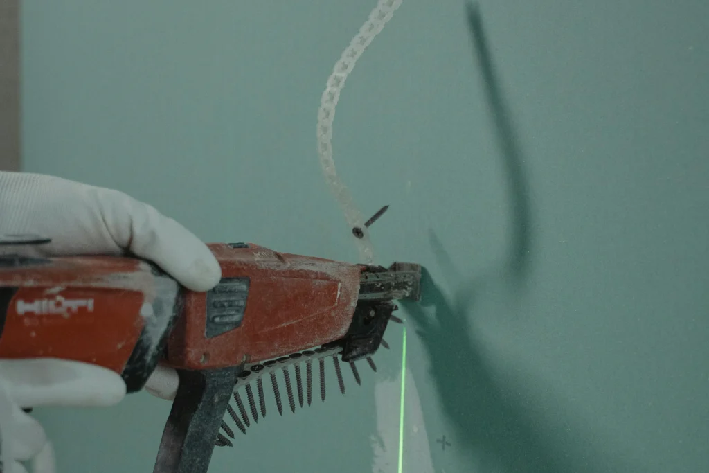 Picture of fixing a plaster / Снимка на рязане на гипсокартон