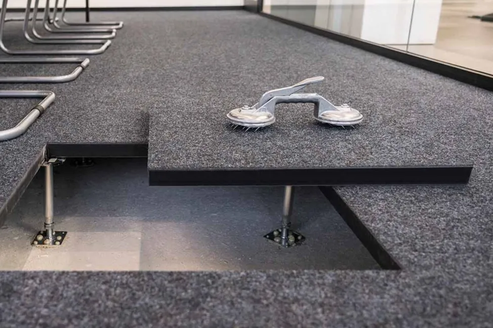 Image of a raised double (access) floor / Снимка на (повдигнат) двоен под