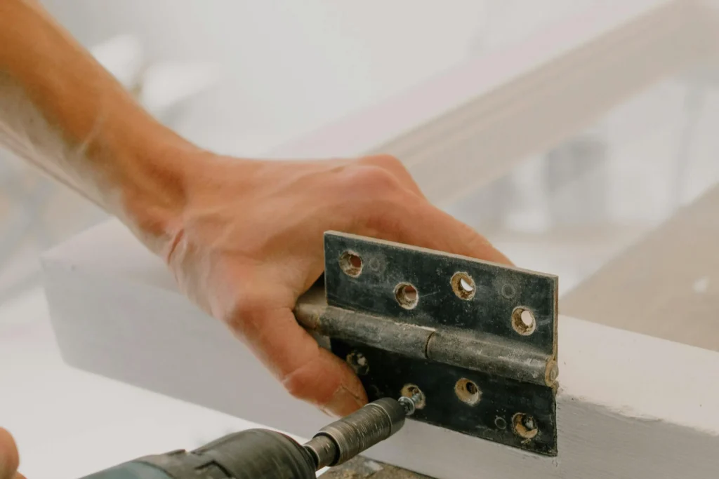 Image of fixing a window frame / Снимка на поправяне на дограма (обръщане на прозорец), обръщане на врати и прозорци