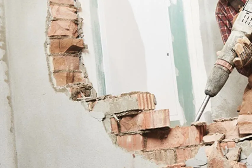 Picture of demolishing a wall / Снимка на разрушаване, къртене на сетна, кърти чисти извозва