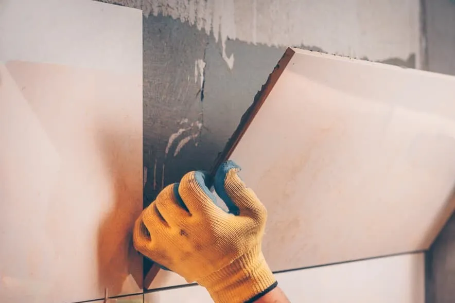 Picture of wall tile gluing / Снимка на полагане на плочки за стена