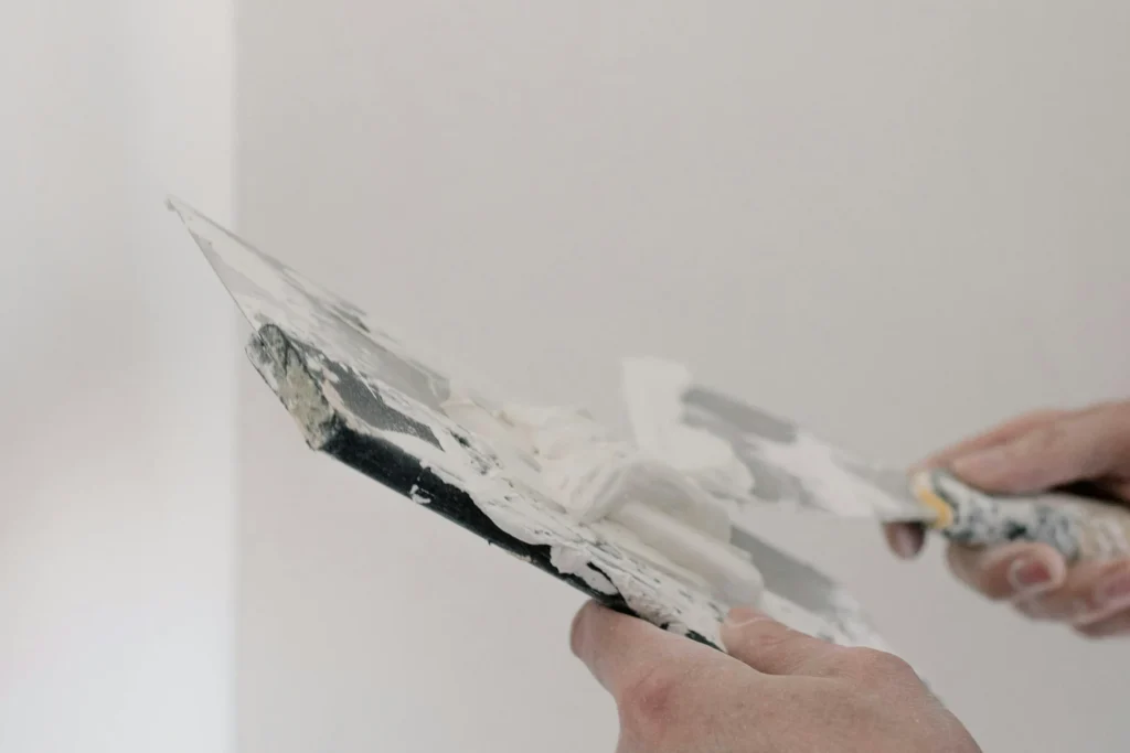 Picture of applying plaster to a wall / Снимка на полагане на шпакловка, шпакловане